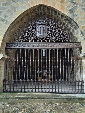 İspanya, Laguardia 'nın Abacial Kulesi' nde bulunan karmaşık dövülmüş demir kapı, kraliyet kalkanı ve ayrıntılı asma motifleri içerir..