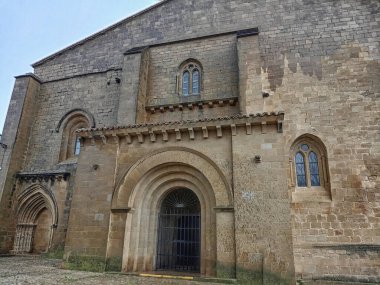 İspanya 'nın Laguardia kentindeki San Juan Bautista Kilisesi' nin ortaçağ cephesinde, kemerli girişleri olan Romanesk ve Gotik unsurlar yer alıyor..