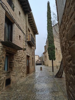 İspanya 'nın orta çağ şehri Laguardia, Alava' da ıslak bir kaldırım taşı caddesi.