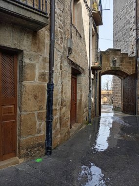 İspanya 'nın orta çağ şehri Laguardia, Alava' da ıslak bir kaldırım taşı caddesi.
