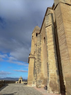 İspanya 'nın San Vicente de la Sonsierra kentindeki Santa Maria Belediye Başkanı Kilisesi' nde Gotik mimari, devasa taş payandaları ve çan kulesi bulunuyor..