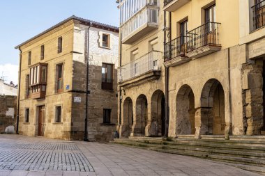 Haro, La Rioja, İspanya 'daki tarihi binalarda eski taş atariler ve balkonlar.