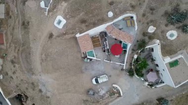 Kurak bir çevrede verandası olan kırsal bir mağara.