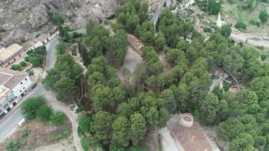 Dağlık bir arazide Alicum Hamamları Termal İstasyonu 'nun hava görüntüsü