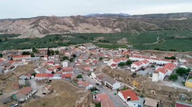 Dağlar ve zeytinliklerle çevrili pitoresk bir köyün havadan görünüşü