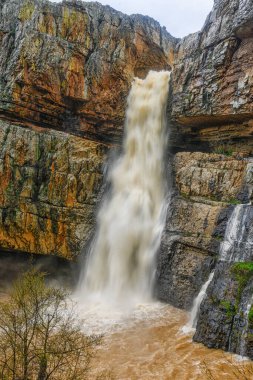 Cascada de la Cimbarra, İspanya 'da baş döndürücü bir şelale, engebeli kayalıkların üzerinden güçlü su akışıyla çağlayarak dramatik bir doğal manzara yaratır..