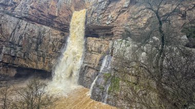 Cascada de la Cimbarra, İspanya 'da baş döndürücü bir şelale, engebeli kayalıkların üzerinden güçlü su akışıyla çağlayarak dramatik bir doğal manzara yaratır..