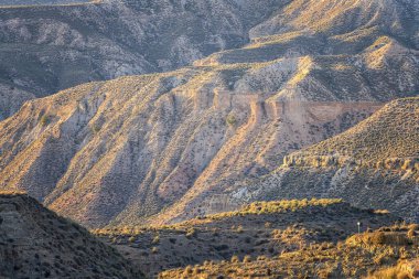 Granada Geopark 'ın nefes kesici manzarası geniş aşınmış kanyonları geniş bir gökyüzü altında sergiliyor.