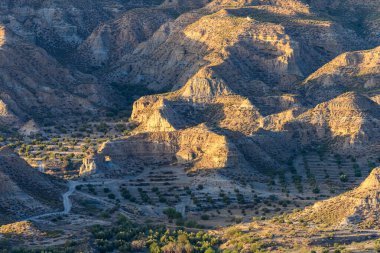 Granada Geopark 'ın nefes kesici manzarası geniş aşınmış kanyonları geniş bir gökyüzü altında sergiliyor.