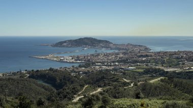 Yeşil tepelerle çevrili şehir, liman ve deniz ile Ceuta 'nın panoramik manzarası.