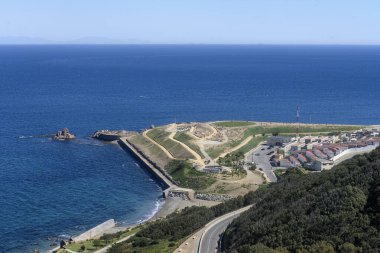 Ceuta 'daki Santa Catalina' nın panoramik manzarası, yukarıdan kıyıları, denizi ve yakınlardaki yerleşim yerlerini gösteriyor..