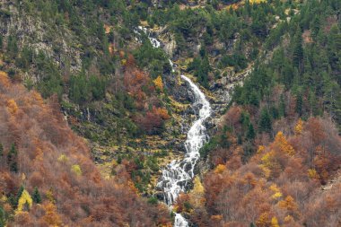 Bujaruelo 'daki Escusaneta vadisinde, Ordesa Ulusal Parkı' nda yüksek bir şelale..