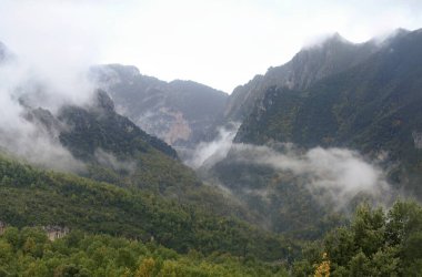 Kanyon de anisclo 'nun nefes kesici manzarası. Sis kaplı tepeler, yemyeşil ormanlar ve dramatik uçurumlar sakin bir atmosfer yaratıyor..