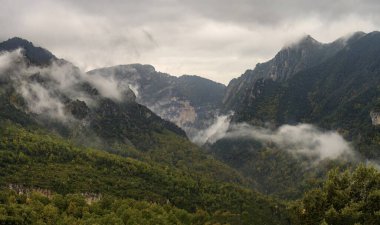 Kanyon de anisclo 'nun nefes kesici manzarası. Sis kaplı tepeler, yemyeşil ormanlar ve dramatik uçurumlar sakin bir atmosfer yaratıyor..