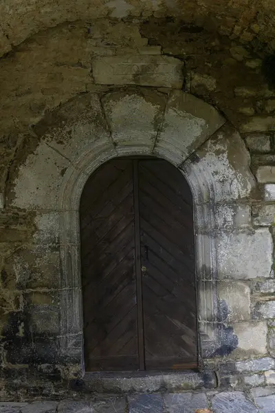 Barbenuta, İspanya 'daki San Martin Kilisesi' nin taş duvarına oyulmuş Romen sembolünün ayrıntılı görüntüsü.