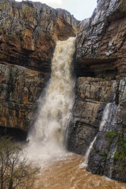 Cascada de la Cimbarra, İspanya 'da baş döndürücü bir şelale, engebeli kayalıkların üzerinden güçlü su akışıyla çağlayarak dramatik bir doğal manzara yaratır..
