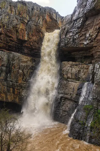 Cascada de la Cimbarra, İspanya 'da baş döndürücü bir şelale, engebeli kayalıkların üzerinden güçlü su akışıyla çağlayarak dramatik bir doğal manzara yaratır..
