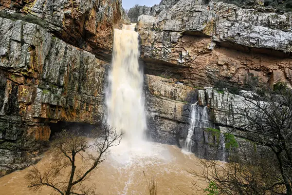 Cascada de la Cimbarra, İspanya 'da baş döndürücü bir şelale, engebeli kayalıkların üzerinden güçlü su akışıyla çağlayarak dramatik bir doğal manzara yaratır..