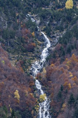 Bujaruelo 'daki Escusaneta vadisinde, Ordesa Ulusal Parkı' nda yüksek bir şelale..