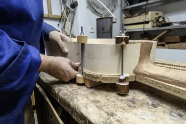 Yapı sürecinde gitarı yan yana klempler ve hizalar