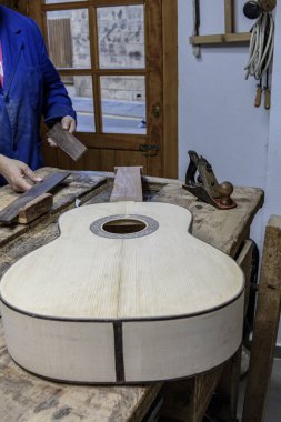 Luthier 's Stüdyosu' nda el yapımı klasik gitar gövdesi.