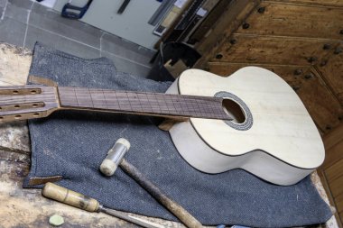 Tezgahta eksik klasik gitar, fretboard henüz bozulmamış