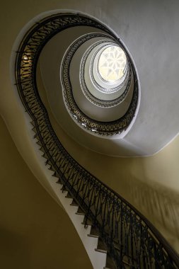 Ceuta 'da karmaşık parmaklıkları ve merkezi tavan penceresi olan sanatsal spiral merdiven..