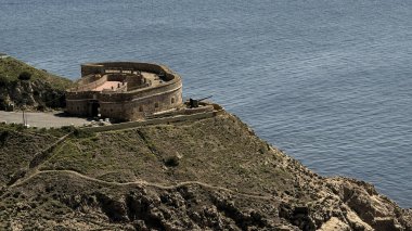 Desnarigado 'nun taş kalesi Ceuta' da kayalık bir uçurumda sakin mavi denize bakıyor..