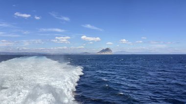 Cebelitarık Boğazı 'nın manzarası. Açık mavi gökyüzünün altında Afrika kıyıları görünüyor..