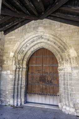 Gotik kemerli portala ve San Esteban Kilisesi 'nin ahşap kapısına yakın çekim.