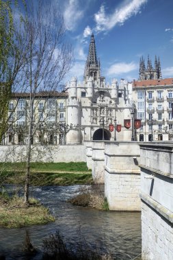 Arco de Santa Maria ve Arlazon Nehri manzaralı Burgos Katedrali
