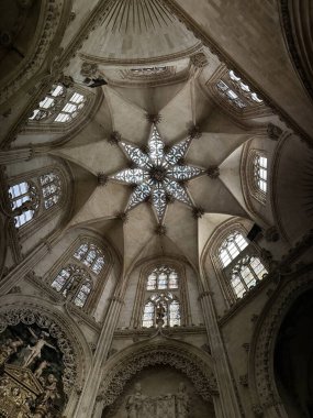 Yıldız desenli, kubbeli tavan ve Gotik bir kilisede vitraylı pencereler.