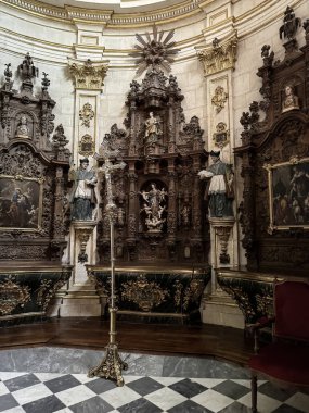 Burgos Katedrali 'nin süslü Aziz Thecla Şapeli' nde ahşap oyma sunaklar ve azize heykelleri.