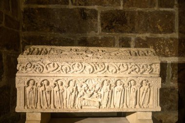 Oyma kemerler ve İncil sahnelerinin yer aldığı süslü Romen lahiti..