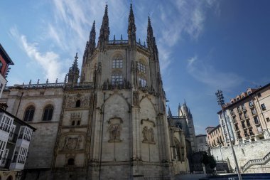 Gotik elementlerin ve oyulmuş kabartmaların yer aldığı Burgos Katedrali 'nin güney manzarası