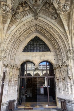 Kemerli timpanyum ve heykellerle entrika oyulmuş Gotik kapı aralığı