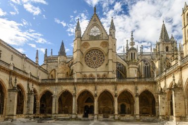 Gotik manastır avlusu ve gül pencereli ayrıntılı geçiş cephesi