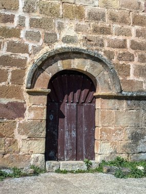 Matabuena Palencia İspanya 'daki tarihi San Andres Kilisesi' nin kemerli taş çerçeveli Rustik ahşap kapısı.