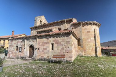 Eski taş kilise San Cornelio y San Cipriano Revilla de Santillan Palencia 'da yarı dairesel apse ile