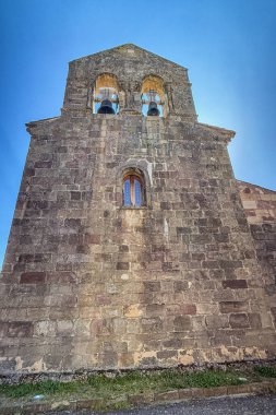 San Cornelio y San Cipriano kilisesine yakın taş çan kulesi manzaralı Revilla de Santillan Palencia İspanya