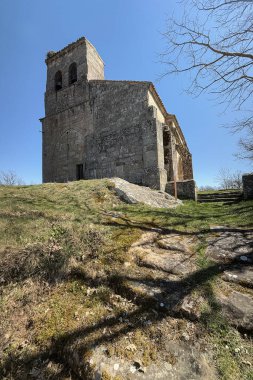 Matamorisca Palencia 'nın çatısında çan gable ve leylek yuvası olan San Juan Bautista tarihi taş kilisesi