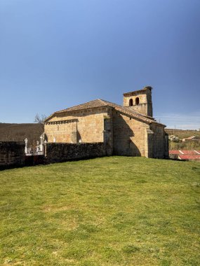 Matamorisca Palencia 'nın çatısında çan gable ve leylek yuvası olan San Juan Bautista tarihi taş kilisesi