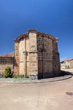 Villavega de Aguilar Palencia İspanya 'da çan gable ve leylek yuvalı Romanesk taş kilise