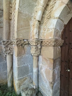 Matalbaniega 'daki San Martin kilisesinde oyulmuş sütunlarla Romanesk sütun başkentine yakın çekim.