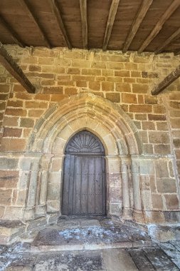 Eski ahşap kapı oyulmuş Romen taş kemeri.