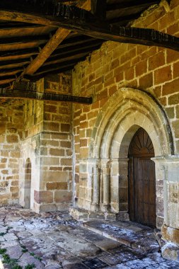 Eski ahşap kapı oyulmuş Romen taş kemeri.