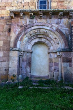 Branosera 'da oyulmuş kemer ve sütunlarla karışık Romen taş kapı aralığı