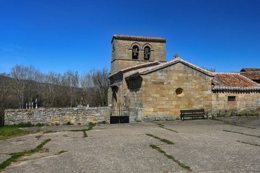 Corvio 'da çan kulesi ve taş cepheli antik Roma kilisesi.