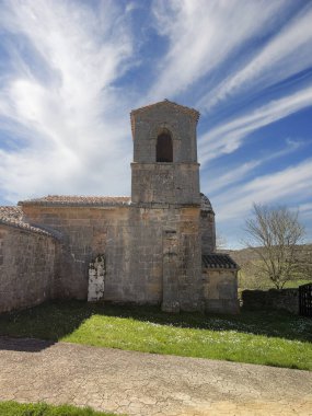 Corvio 'da çan kulesi ve taş cepheli antik Roma kilisesi.