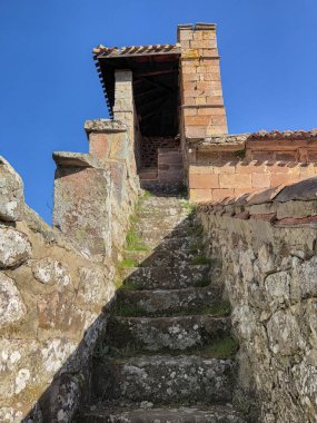 İspanya 'nın kırsal kesimindeki bir çan kulesine çıkan eski taş merdiven.